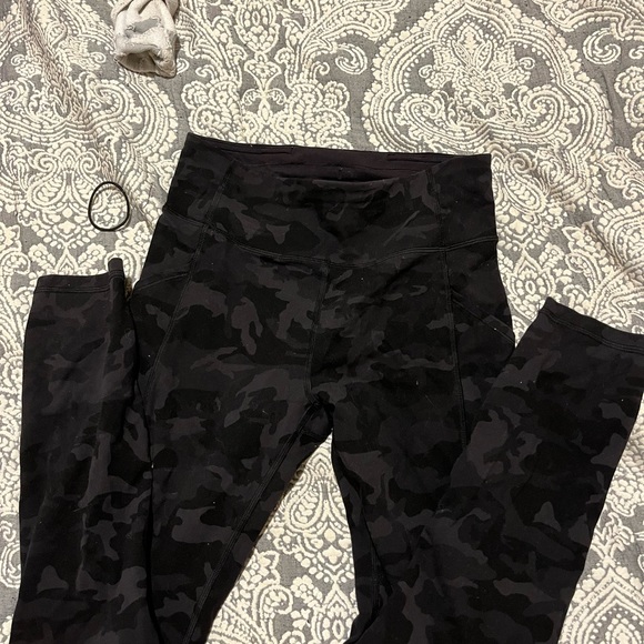 Lulu lemon black camo leggings - Picture 5 of 5